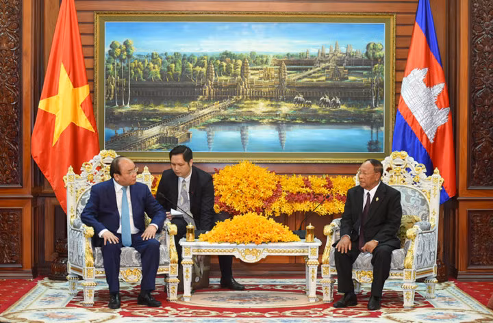 Thủ tướng Nguyễn Xuân Phúc hội kiến với Chủ tịch Thượng viện Campuchia Sumdech Say Chhum và hội kiến với CTQH Sumdech Heng Samrin. (Ảnh: VGP)