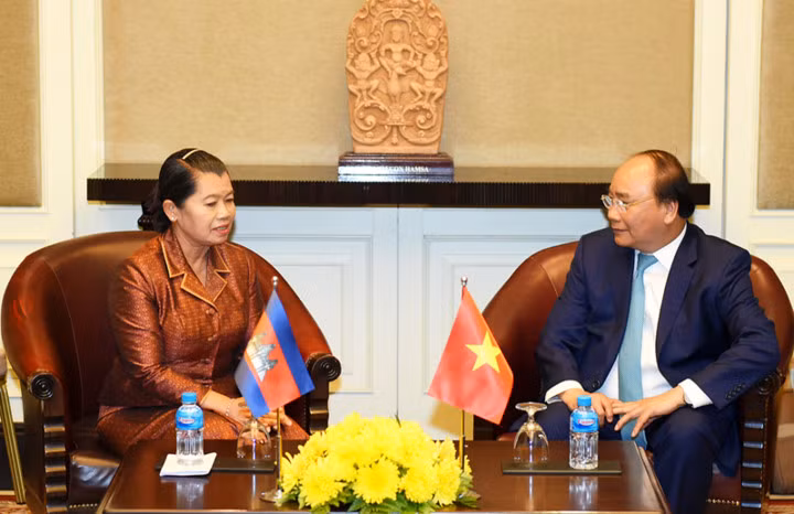 Thủ tướng Nguyễn Xuân Phúc tiếp thân mật Hội Hữu nghị Campuchia – Việt Nam do bà Men Sam dẫn đầu tới chào. (Ảnh: VGP)