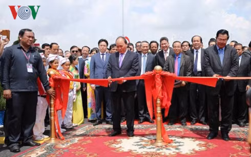 Cũng trong chuyến thăm này, tại cửa khẩu Chray Thom – Long Bình, tỉnh An Giang, Thủ tướng Chính phủ Việt Nam Nguyễn Xuân Phúc và Thủ tướng Campuchia Samdec Hun Sen dự và cắt băng khánh thành cầu Long Bình – Chrey Thom nối 2 tỉnh An Giang (Việt Nam) với tỉnh Cal Dal (Campuchia).