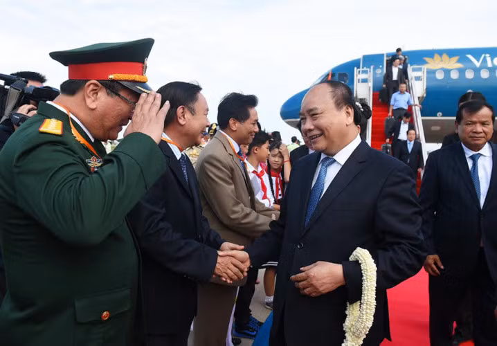 Đại diện Đại sứ quán và cộng đồng người Việt Nam đang sinh sống học tập ở Campuchia ra sân bay đón Thủ tướng Nguyễn Xuân Phúc và phu nhân cùng đoàn cấp cao Chính phủ Việt Nam.