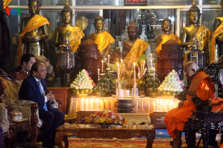 Vua sãi Campuchia Sam Dech Tep Vong tiếp Thủ tướng tại Phnompenh.