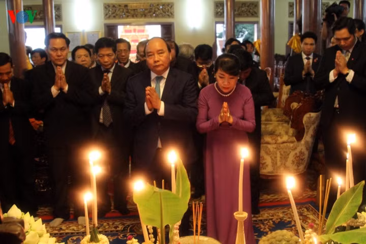 Thủ tướng và phu nhân thắp hương tại chùa Un Na Lom.