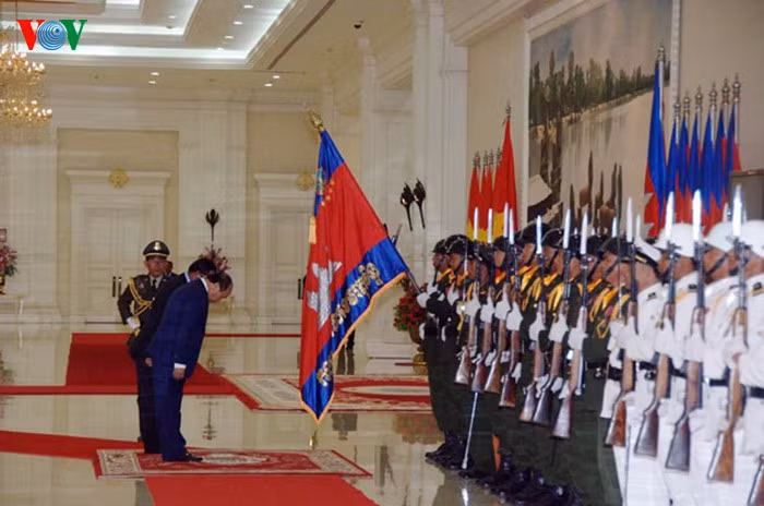 Lễ đón chính thức Thủ tướng Nguyễn Xuân Phúc và phu nhân cùng đoàn cấp cao Việt Nam diễn ra tại Cung Hòa Bình, Thủ đô Phnom Penh. Thủ tướng Vương Quốc Campuchia Samdech Akka Moha Sena Padei Techo Hun Sen và Phu nhân chủ trì lễ đón. (Ảnh: Chanh Tuy)