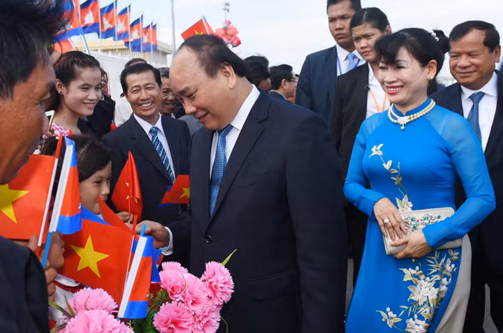 Nhận lời mời của Thủ tướng Vương quốc Campuchia Samdech Techo Hun Sen, Thủ tướng Nguyễn Xuân Phúc và Phu nhân đã dẫn đầu Đoàn đại biểu cấp cao Chính phủ Việt Nam thăm chính thức Vương quốc Campuchia từ ngày 24 đến 26/4.