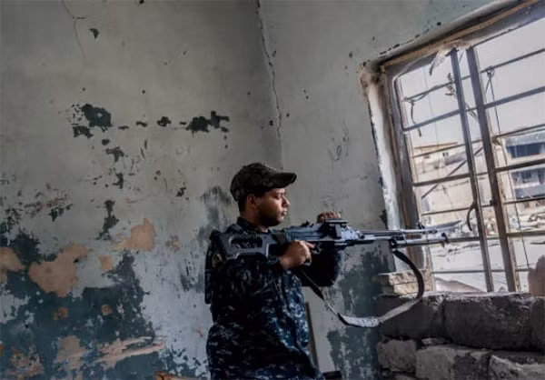 Binh sĩ Iraq ngắm bắn phiến quân IS trong một ngôi nhà bị hư hại ở Mosul.