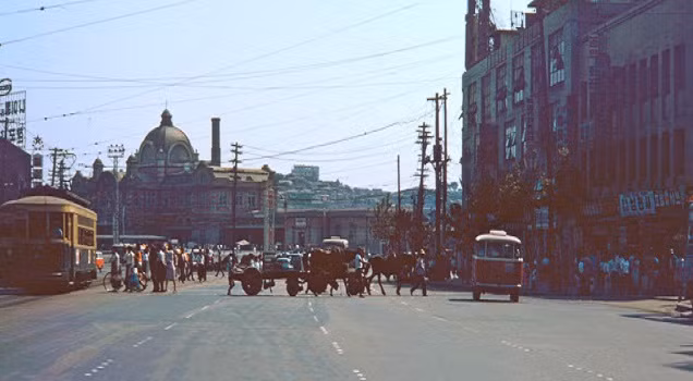 Con đường này khá đông người và xe cộ qua lại. Ảnh: VT.