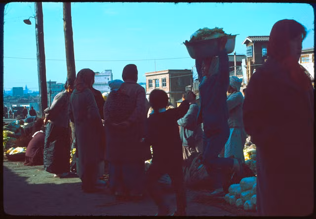 Một góc chợ ở Seoul tấp nập người mua kẻ bán. Ảnh: VT.