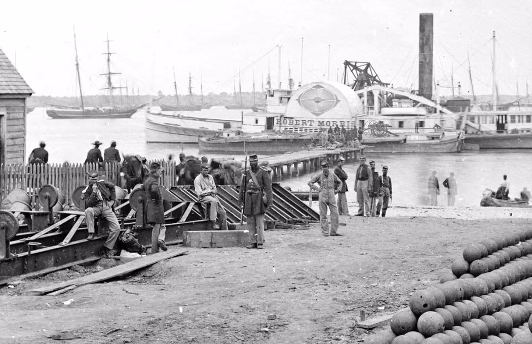 Theo Wikipedia, sau khi Abraham Lincoln đắc cử trong cuộc bầu cử Tổng thống Mỹ năm 1860, 11 tiểu bang theo chế độ nô lệ ở phía nam đã tuyên bố ly khai khỏi Hợp Chủng Quốc Hoa Kỳ và lập ra Liên minh miền Nam (Confederate), 25 tiểu bang còn lại ủng hộ Chính phủ Liên bang (Union). Ảnh: VT.