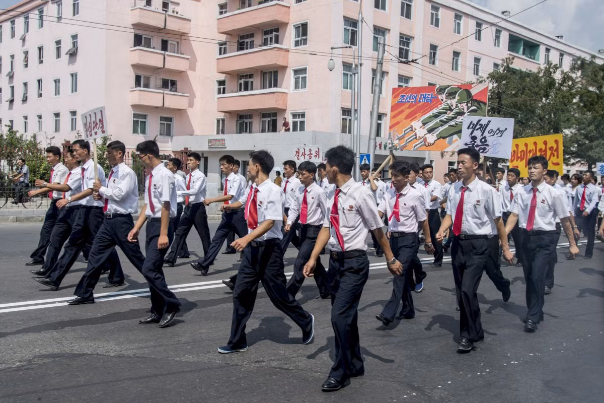 Những nam sinh này tuần hành phản đối Hàn Quốc và Mỹ.