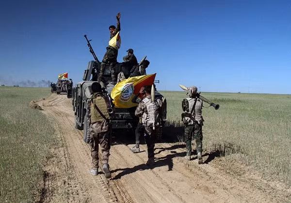 IraqiNews đưa tin, ngày 25/4, các đơn vị dân quân Iraq (PMU) đã khởi động một chiến dịch quân sự mới nhằm giải phóng những khu vực ở Nam Mosul khỏi ách chiếm đóng của phiến quân IS. Ảnh: FNA.