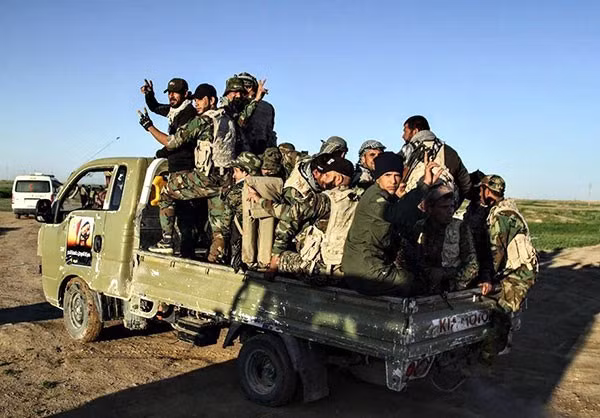 Theo nguồn tin địa phương, phiến quân IS đang sử dụng dân thường ở Tây Mosul làm “lá chắn sống” cho bọn chúng. Ảnh: FNA.