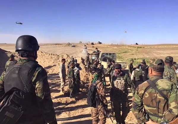 Các chỉ huy Iraq cho hay, cuộc chiến ở Tây Mosul trở nên khó khăn hơn, một phần là do các xe tăng và xe bọc thép của quân đội Iraq không thể tiến qua những con đường chật hẹp trong thành phố này. Ảnh: FNA.