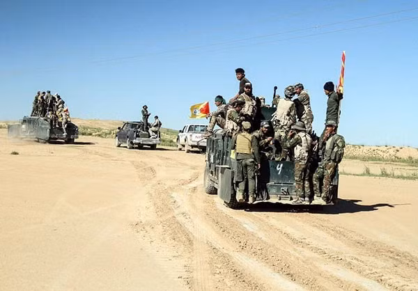 Các lực lượng Iraq trên xe quân sự thẳng tiến về khu vực Nam Mosul. Ảnh: FNA.