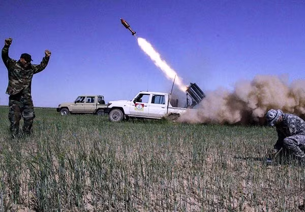 Lực lượng Iraq nã pháo về phía căn cứ phiến quân IS ở Mosul. Ảnh: FNA.