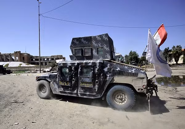Xe quân sự của quân đội Iraq tham gia chiến dịch giải phóng Mosul. Ảnh: FNA.