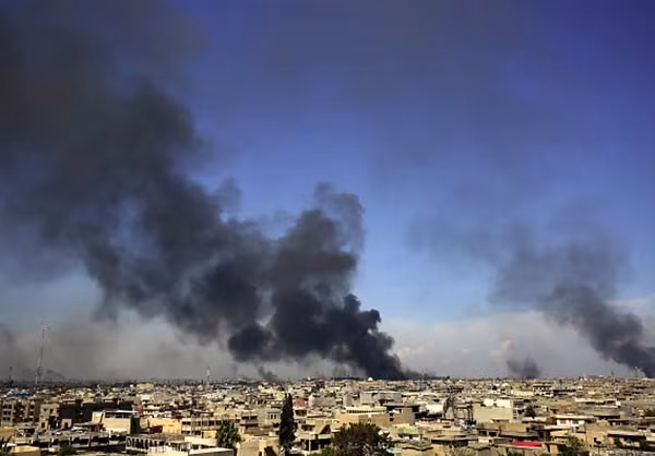 Khói bốc lên sau các cuộc giao tranh ở Tây Mosul. Ảnh: FNA.