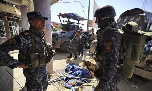 “Lực lượng phản ứng nhanh phối hợp với cảnh sát liên bang Iraq tiếp tục thọc sâu vào Thành cổ Mosul và đến nay đã giải phóng được 1/3 diện tích khu vực này”, Abdul-Amir al-Mohammadawi, một quan chức thuộc Bộ Nội vụ Iraq cho hay. Ảnh: FNA.