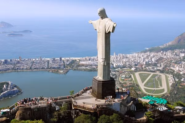 Tượng Chúa Kitô Cứu Thế tại thành phố Rio de Janeiro, Brasil, cao 30 mét. Bức tượng đã được công nhận là một trong 7 kỳ quan mới của thế giới. Ảnh: WL.