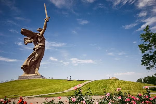 Tượng đài Mẹ Tổ quốc ở Volgograd, Nga. Khi được khánh thành vào năm 1967, tượng đài này là bức tượng cao nhất thế giới (85 mét). Đây hiện là bức tượng cao nhất Châu Âu. Tượng nặng hơn 7.900 tấn. Ảnh: WL.