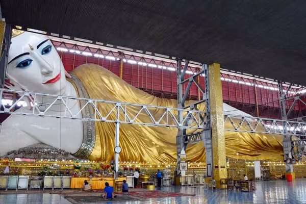 Chaukhtatgyi Buddha là bức tượng Phật nằm khổng lồ ở Yangon, Myanmar. Tượng có chiều dài 65 mét, cao 16 mét và là một trong những bức tượng lớn nhất Myanmar. Ảnh: WL.