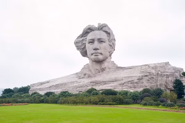 Bức tượng này mô tả cố Chủ tịch Trung Quốc Mao Trạch Đông lúc 32 tuổi. Tượng cao 32 mét tọa lạc tại tỉnh Hồ Nam. Ảnh: WL.