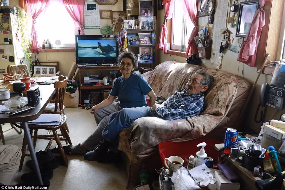 Bên trong ngôi nhà của Susie và Ben Kokeok trong làng Shishmaref ở Alaska. Ảnh: DM.