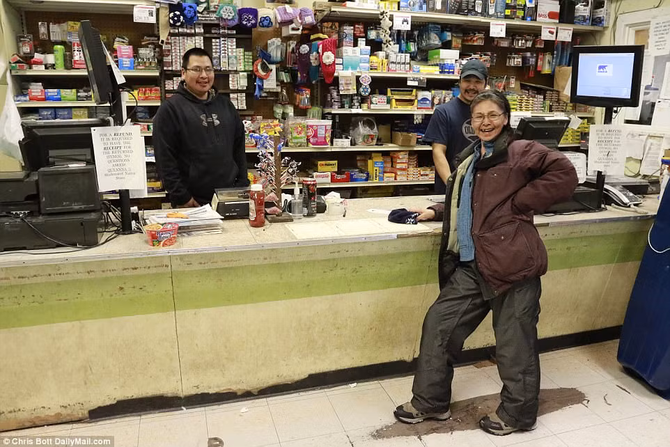 Trên hòn đảo nhỏ này cũng có những cửa hàng bách hóa phục vụ nhu cầu mua bán các mặt hàng thiết yếu của người dân trong làng. Ảnh: DM.