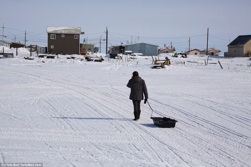 Để lấy nước sạch, người dân trong làng sẽ phải đi quãng đường hàng chục cây số tới Old Pond. Ảnh: DM.