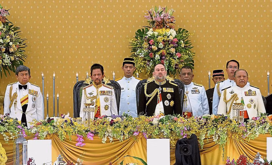 Ở tuổi 47, Sultan Muhammad V (áo đen) là người trẻ nhất trong các tiểu vương và được bầu làm Quốc vương Malaysia. Ông lên ngôi tiểu vương bang Kelantan từ năm 2010 và kiêm nhiệm chức phó vương Malaysia từ năm 2011. Ông được nhận xét là một người nhân hậu, khiêm nhường và vô cùng sùng bái đạo Hồi. Ảnh: Bernama.