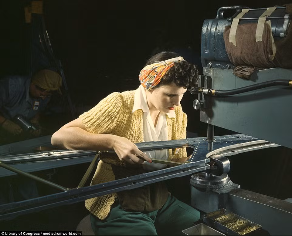 Người phụ nữ chăm chú làm việc tại nhà máy chuyên chế tạo máy bay Douglas ở Long Beach, bang California.