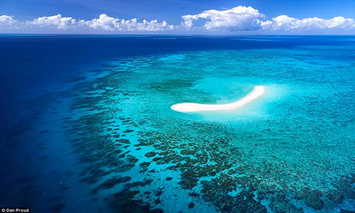 Có thể nói, Australia thực sự là một thỏi nam châm hút du khách trên thế giới với rất nhiều địa danh du lịch nổi tiếng. Ảnh chụp rạn san hô Great Barrier từ máy bay trực thăng. Ảnh: Daily Mail.