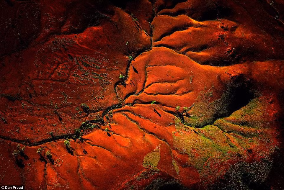 Bức ảnh này chụp những rãnh nứt trên vùng đất ở Pilbara, một khu vực hoang vắng và lâu đời vốn là nơi sinh sống của thổ dân trong hàng nghìn năm. Ảnh: Daily Mail.