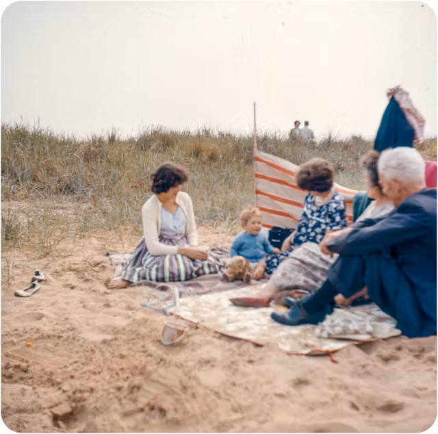 Một gia đình ngồi trên bãi biển ở Hunstanton hàng chục năm về trước. Ảnh: VT.