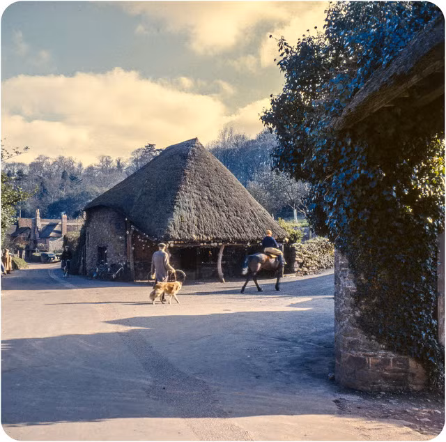 Con đường khá vắng vẻ ở Devon hồi tháng 3/1958. Ảnh: VT.