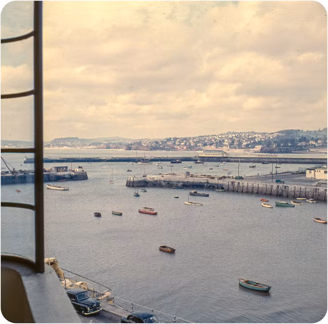 Quang cảnh nhìn từ một khách sạn ở Torquay hồi tháng 3/1958. Ảnh: VT.