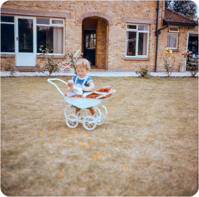 Một bé gái chơi trong vườn ở Cambridgeshire, Anh, vào khoảng năm 1960. Ảnh: VT.