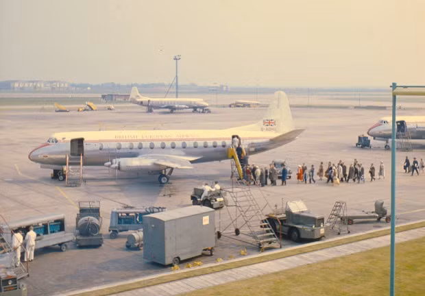 Cảnh mọi người lên máy bay tại một phi trường ở Anh cuối những năm 1950. Ảnh: VT.