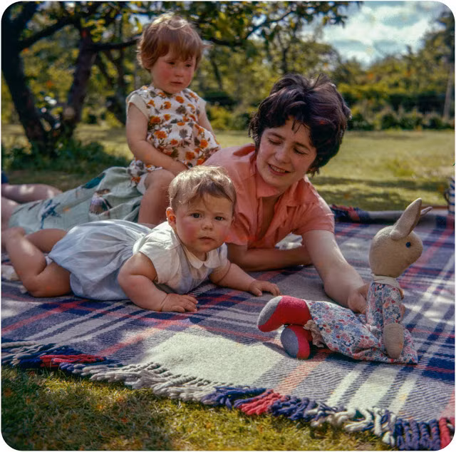 Người mẹ chơi đùa cùng con nhỏ ở Cambridgeshire vào khoảng năm 1960. Ảnh: VT.