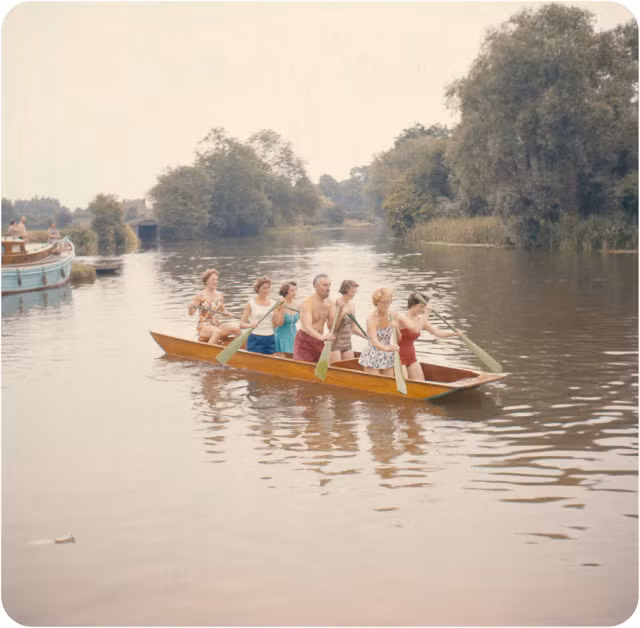 Mọi người chèo thuyền trên sông nhiều năm về trước. Ảnh: VT.