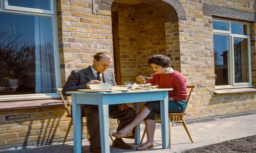 Một cặp đôi ngồi ăn trưa bên ngoài nhà ở St. Ives năm 1958. Ảnh: VT.