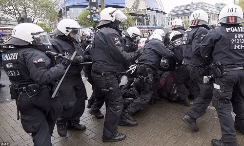 Hinh anh dung do giua canh sat va nguoi bieu tinh o Duc