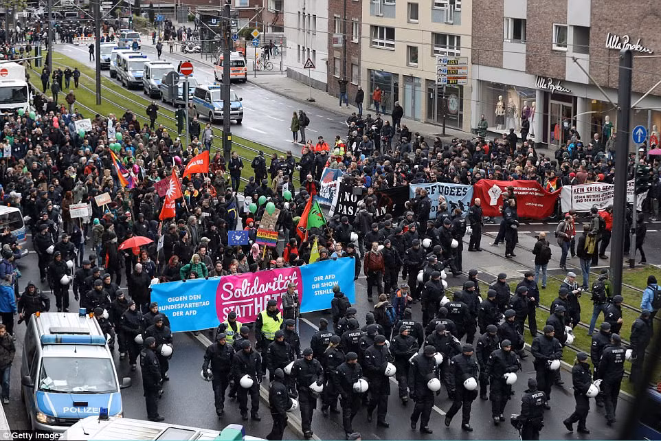 Hinh anh dung do giua canh sat va nguoi bieu tinh o Duc-Hinh-5