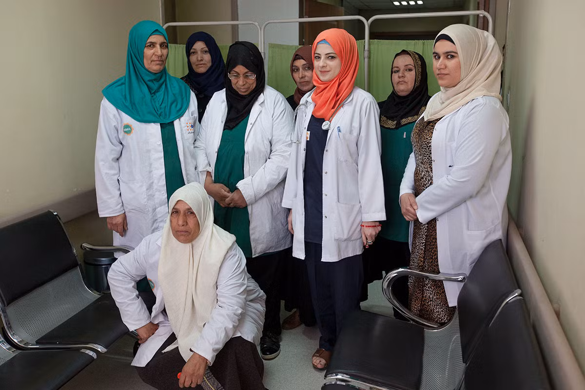 Được biết, hầu hết các nhân viên y tế trong bệnh viện Qayyarah, trong đó có bác sĩ Maryam Nazar (25 tuổi), từng phải làm việc dưới sự kiểm soát của tổ chức khủng bố IS trong thời gian nhóm khủng bố chiếm đóng nơi này. Ảnh: AJ.