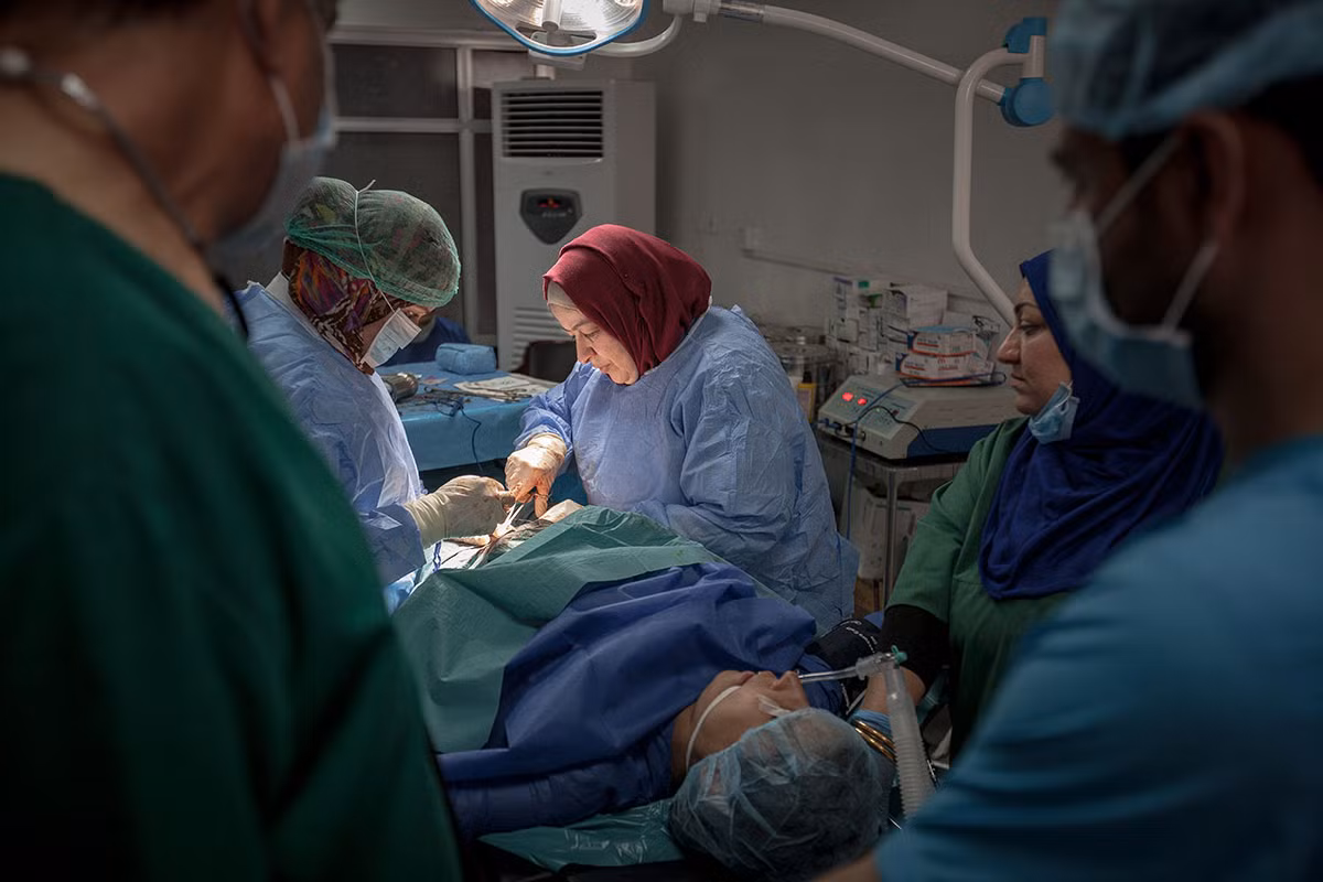 Được biết, Qayyarah là một trong những bệnh viện phụ sản duy nhất trong khu vực áp dụng phương pháp mổ lấy thai cho sản phụ. “Cứ 10 ca sinh lại có hai ca sinh mổ”, bác sĩ Dman Norri cho biết. Ảnh: AJ.