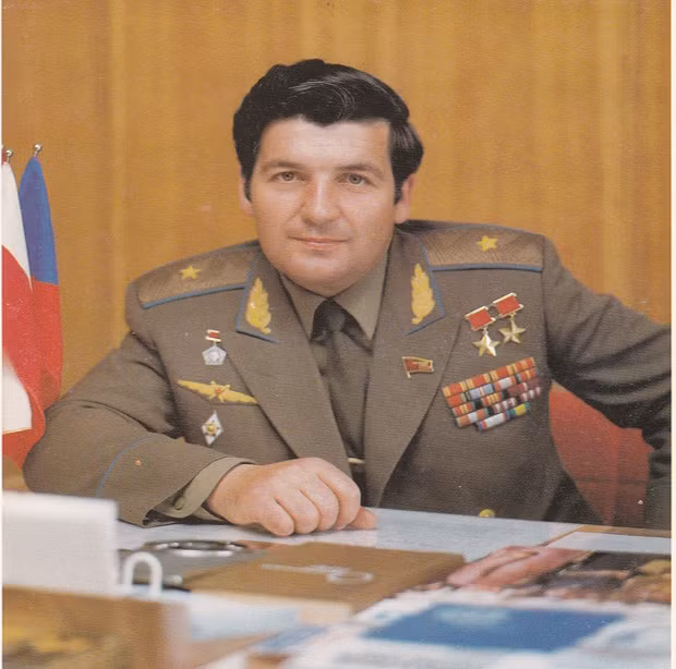 Petr Klimuk đã nhận được hai huân chương Sao Vàng và từng ba lần bay vào vũ trụ. Ảnh: ER.