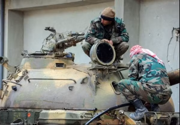 Các binh sĩ Syria trên xe tăng. Ảnh: FNA.