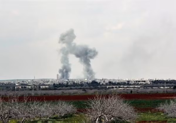 Khói bốc lên sau các cuộc giao tranh ở Hama. Ảnh: FNA.