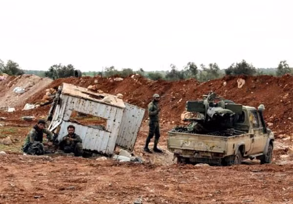 Một số binh sĩ trên chiến trường Hama. Ảnh: FNA.