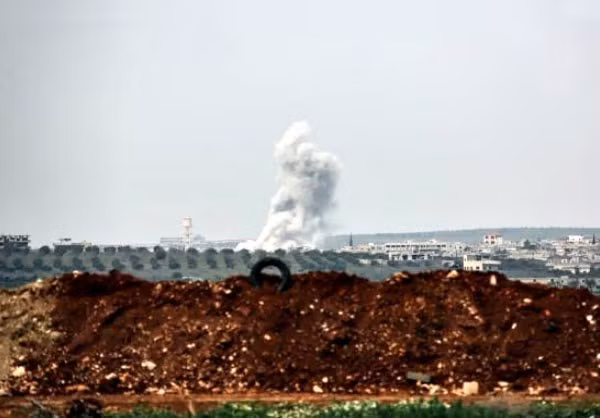 Cột khói bốc lên cao ở chiến trường Hama nhìn từ xa. Ảnh: FNA.