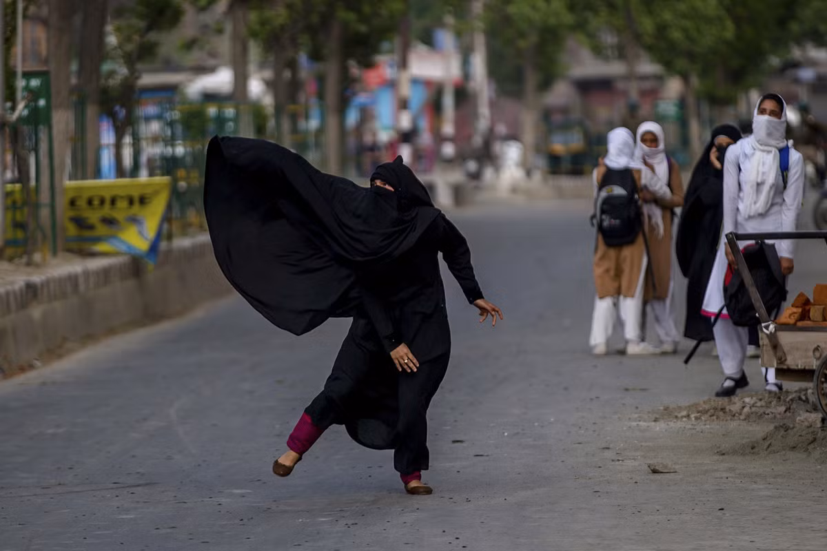 Nữ sinh này vừa ném đá về phía lực lượng bán quân sự Ấn Độ ngày 20/4/2017. Ảnh: The Atlantic.